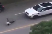 Video: Hài hước người đàn ông 'diễn sâu' trước ôtô để ăn vạ 