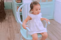 Loạt ảnh cận mặt con gái út xinh xắn của Lưu Hương Giang