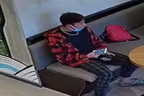 Video: Trộm điện thoại "dễ như bỡn" trong tiệm trà sữa