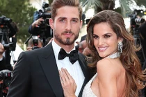 Chân dung siêu mẫu đính hôn với cầu thủ World Cup Kevin Trapp 