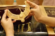 Giá vàng hôm nay 3/11: Vàng giảm giá, ngân hàng mua vào