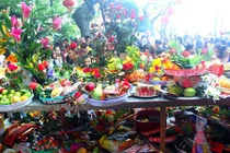 Vàng mã đốt nghi ngút, tiền lẻ rải kín phủ Tây Hồ rằm tháng Giêng