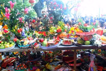 Vàng mã đốt nghi ngút, tiền lẻ rải kín phủ Tây Hồ rằm tháng Giêng