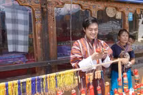 Bị chỉ trích tạo dáng phản cảm, ca sĩ Quang Vinh đáp trả đầy bất ngờ