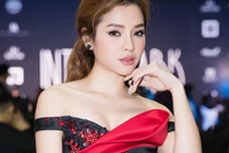 Không cần trút xiêm y, Phương Trinh Jolie đã gợi cảm hút mắt