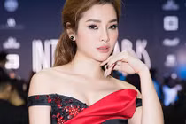 Không cần trút xiêm y, Phương Trinh Jolie đã gợi cảm hút mắt