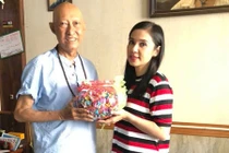 Việt Trinh đến thăm, tặng nghệ sĩ Lê Bình 1000 con hạc giấy