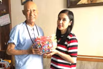 Việt Trinh đến thăm, tặng nghệ sĩ Lê Bình 1000 con hạc giấy