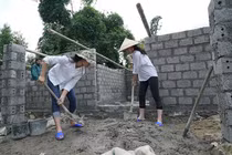 Thí sinh Hoa hậu Việt Nam 2018 tự tay chuyền gạch, trộn xi măng 