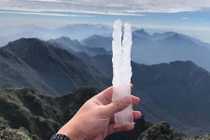 Lên Fansipan “check-in quên sầu” với hình ảnh đẹp mắt bên băng giá