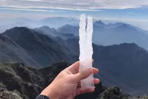 Lên Fansipan “check-in quên sầu” với hình ảnh đẹp mắt bên băng giá