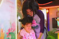 Mai Phương đăng ảnh bên con gái, Phùng Ngọc Huy tấm tắc khen