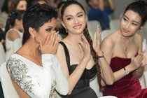 Vừa trở về nước, H’hen Niê bất ngờ khi được vinh danh 