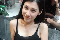 Ca sĩ Ivy Trần gợi cảm hút mắt trước khi bị nổ túi ngực