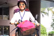 Hot Face sao Việt 24h: Hồng Nhung lái xe máy đưa con đến trường