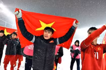 Sao Việt đồng loạt an ủi thủ môn Bùi Tiến Dũng sau chung kết