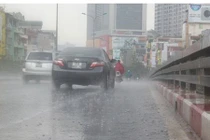 Ảnh: Hà Nội mưa lớn nhiều nơi, dân vẫn kêu trời vì oi nóng