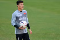 Video: Bùi Tiến Dũng chấn thương cổ chân, nuối tiếc nhìn đồng đội tập