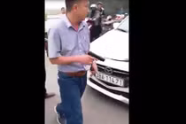 Sau khi húc văng xe máy, tài xế ôtô rút súng dọa bắn người