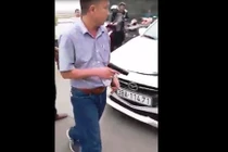 Sau khi húc văng xe máy, tài xế ôtô rút súng dọa bắn người