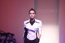 Loạt ảnh catwalk thần thái đỉnh cao của Hồ Ngọc Hà