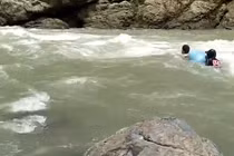 Video: Xem giáo viên “thả mình trôi sông” để đến được lớp học