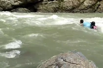 Video: Xem giáo viên “thả mình trôi sông” để đến được lớp học