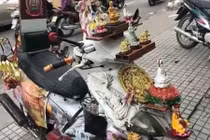 Video: "Xe máy cõi thiên thai" trừ tà tháng cô hồn xôn xao cộng đồng mạng