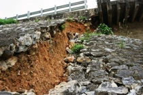 Sụt lún chân cầu Hàm Rồng đe dọa an toàn đường sắt