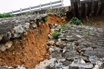 Sụt lún chân cầu Hàm Rồng đe dọa an toàn đường sắt