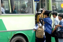 Sốt ruột tình trạng trẻ em gái bị quấy rối tình dục trên xe buýt