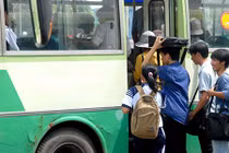 Sốt ruột tình trạng trẻ em gái bị quấy rối tình dục trên xe buýt