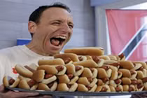 Video: “Thánh ăn” lập kỷ lục ăn 74 cái bánh mỳ kẹp xúc xích trong 10 phút