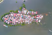 Rốn lũ Quốc Oai: Thỏa sức chèo thuyền, bơi lội vẫy vùng khắp đường làng