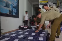 Bắt xe container chở hàng trăm chai rượu không có hóa đơn chứng từ