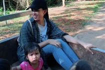 Hoa hậu Trần Tiểu Vy ngồi xe công nông lên bản 