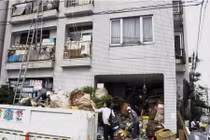 Rác ngập mặt cũng không chịu dọn, người đàn ông bị cưỡng chế rời khỏi nhà 