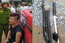 Mang súng đi đánh ghen, tông ô tô vào Cảnh sát 113