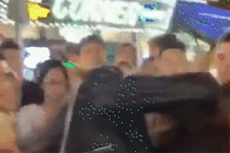 Video: Bị giật tóc đánh ghen giữa phố, bồ nhí tránh camera ghi hình