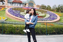 Hoa hậu Trương Tử Lâm đón tuổi mới bên con gái