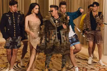 Soi cách ăn mặc bị chê dị hợm của Đàm Vĩnh Hưng trong MV mới