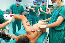 Sống sót thần kỳ sau khi bị 10 chiếc đinh xuyên thủng người