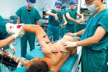 Sống sót thần kỳ sau khi bị 10 chiếc đinh xuyên thủng người