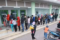 Hà Nội: Khiếp sợ công nhân vật vã xếp hàng chờ... rút tiền ngày cận Tết