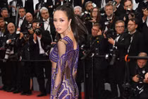 Mặc hở bạo, Vũ Ngọc Anh lọt ống kính phóng viên quốc tế tại Cannes