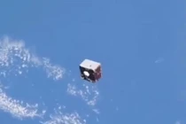 Video: Vật thể lạ trông như tủ quần áo bay lơ lửng trên tầng khí quyển