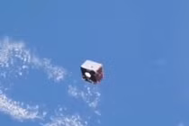 Video: Vật thể lạ trông như tủ quần áo bay lơ lửng trên tầng khí quyển