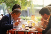 Tổng thống Hàn Quốc dừng xe ăn phở Việt 150.000 đồng trước khi về nước