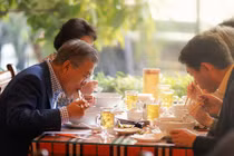 Tổng thống Hàn Quốc dừng xe ăn phở Việt 150.000 đồng trước khi về nước