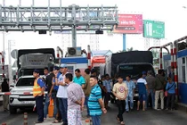 Tài xế lại phản ứng, kẹt xe hàng km tại BOT T2 Cần Thơ